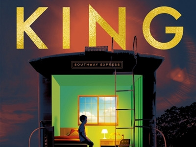 Couverture d'un roman de Stephen King montrant l'intérieur d'une maison, un personnage assis sur son lit