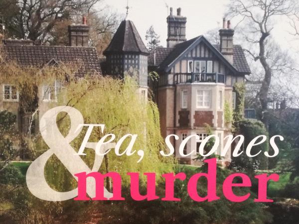 Couverture de livre avec une maison britannique et son jardin, titre Tea, Scones & murder par dessus